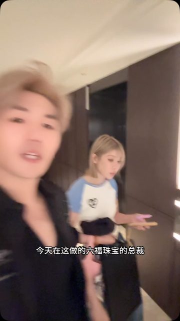今天，是一个忙碌而高能的输出日。

香港六福珠宝集团在新加坡盛大开业，我们为总裁做了妆发造型。坐在化妆镜前，听她讲起一路走来的奋斗故事——从无到有，从零到一，那些不为人知的坚持和抉择，让我们很受触动。我们在Limelight做的，何尝不是一份需要“狼性”和韧劲的事业。保持这种状态，不成功都难。

发布会结束后，王总的助理发来信息说：今天的造型年轻、时尚又大方，非常好看。看到这样的反馈，心里踏实又欢喜。巧合的是，同一天，可乐也被电视台安排去六福珠宝站台宣传。两位主角当天都出自Limelight Studio之手。这种冥冥之中的重叠，让我们觉得很荣幸。

还有一件很温暖的事：可爱的硕硕今天国大毕业了，晚上参加毕业舞会，来做一个低调又耐看的造型。看着这个小姑娘这一年来的变化——更成熟了、更稳重了，但在我们面前还是会笑得像个小女孩。我们心里也悄悄欣慰着。

朋友来染发，顺带把儿子也带来剪发。我们坐在店里聊起生活的不易，彼此叮嘱好好保重身体。这种被当作可以说话的人的感觉，比任何赞美都重。

今天，有总裁的奋斗故事、有艺人的职场亮相、有女孩的毕业舞会、有朋友的互道珍重……太多的感动发生在这间小小的店里。

相信明天，所有帮助过我们的人，都会更好。🌙#limelightstudiosg #hairstylist #singaporemakeupartist