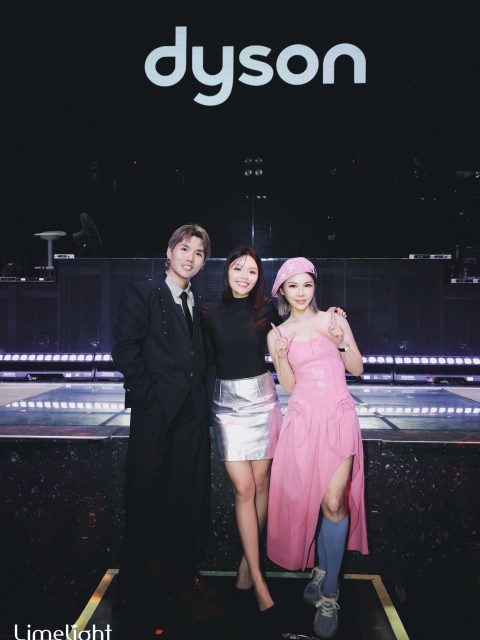 Limelight Studio 被 Dyson 选为全新加坡 Top 60 的 hair salon，并且 Henry 这次也为模特做了造型。

能被 Dyson 这样优秀的品牌选中，一起往前走，是我们最大的荣幸。Limelight 和 Dyson 一样，抱着长期主义，也抱着“帮助别人”的信念——深耕在自己的领域，不断探索，也悄悄创新。

更巧的是，这次还遇到了老朋友——主持人 @heyhihazelle 颖双。各自在自己的领域里闪闪发光，然后在顶峰相见，这感觉真好。🌟

Here’s an Instagram-ready English caption:

Limelight Studio has been selected by Dyson as one of Singapore’s Top 60 hair salons — and Henry also styled the model this time.

To be chosen by an incredible brand like Dyson and to move forward together is our greatest honor. Like Dyson, Limelight embraces long-termism and the belief in “helping others” — staying deeply rooted in our craft, constantly exploring, and quietly innovating.

What made it even more special? Running into an old friend — host @heyhihazelle 颖双. Each shining in our own field, then meeting at the top. What a feeling. 🌟

@dyson_sg @dysonstylecreators 

#limelightstudiosg #Dyson #SingaporeHairSalon  #hairstyling
