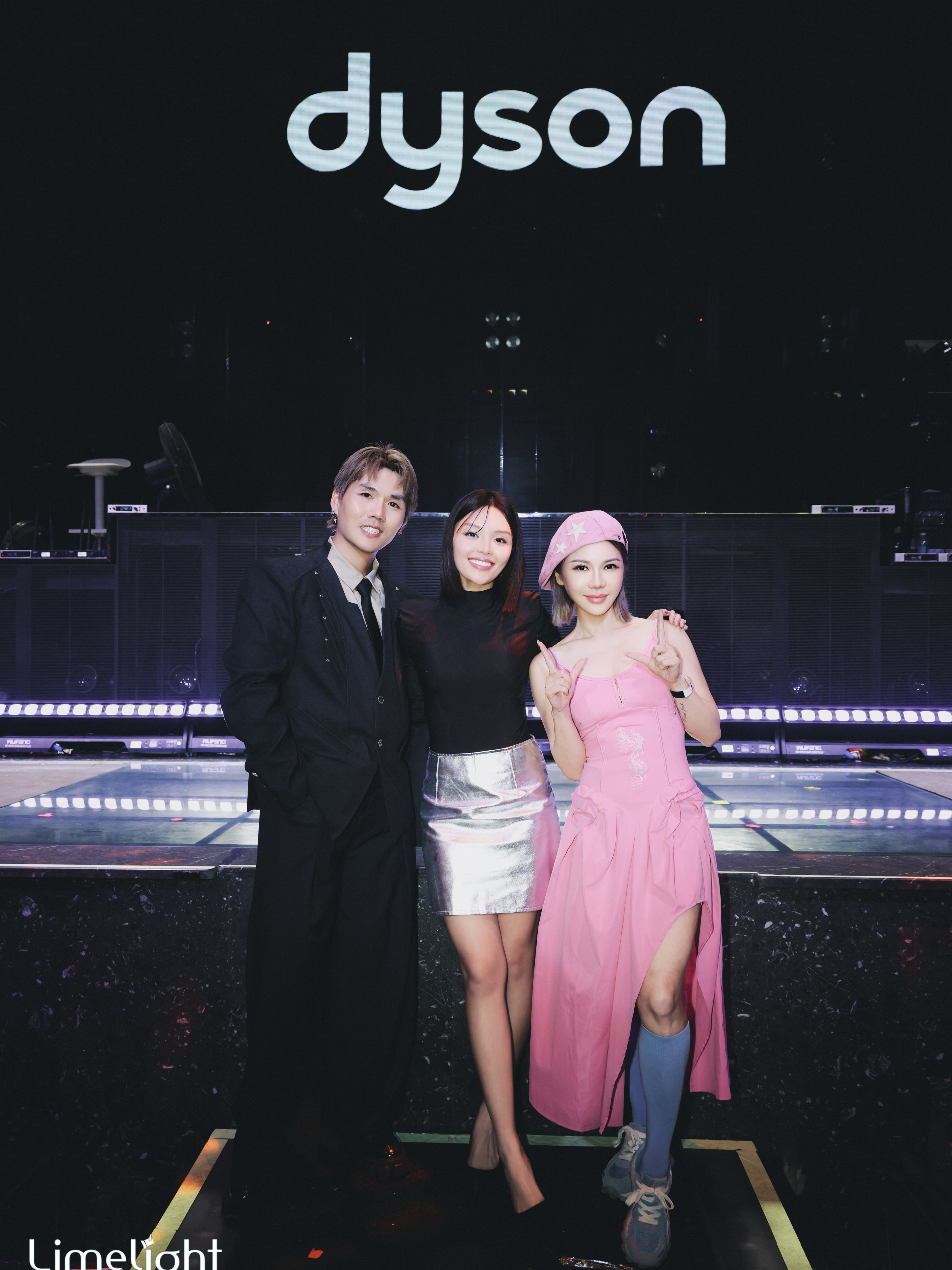 Limelight Studio 被 Dyson 选为全新加坡 Top 60 的 hair salon，并且 Henry 这次也为模特做了造型。

能被 Dyson 这样优秀的品牌选中，一起往前走，是我们最大的荣幸。Limelight 和 Dyson 一样，抱着长期主义，也抱着“帮助别人”的信念——深耕在自己的领域，不断探索，也悄悄创新。

更巧的是，这次还遇到了老朋友——主持人 @heyhihazelle 颖双。各自在自己的领域里闪闪发光，然后在顶峰相见，这感觉真好。🌟

Here’s an Instagram-ready English caption:

Limelight Studio has been selected by Dyson as one of Singapore’s Top 60 hair salons — and Henry also styled the model this time.

To be chosen by an incredible brand like Dyson and to move forward together is our greatest honor. Like Dyson, Limelight embraces long-termism and the belief in “helping others” — staying deeply rooted in our craft, constantly exploring, and quietly innovating.

What made it even more special? Running into an old friend — host @heyhihazelle 颖双. Each shining in our own field, then meeting at the top. What a feeling. 🌟

@dyson_sg @dysonstylecreators 

#limelightstudiosg #Dyson #SingaporeHairSalon  #hairstyling